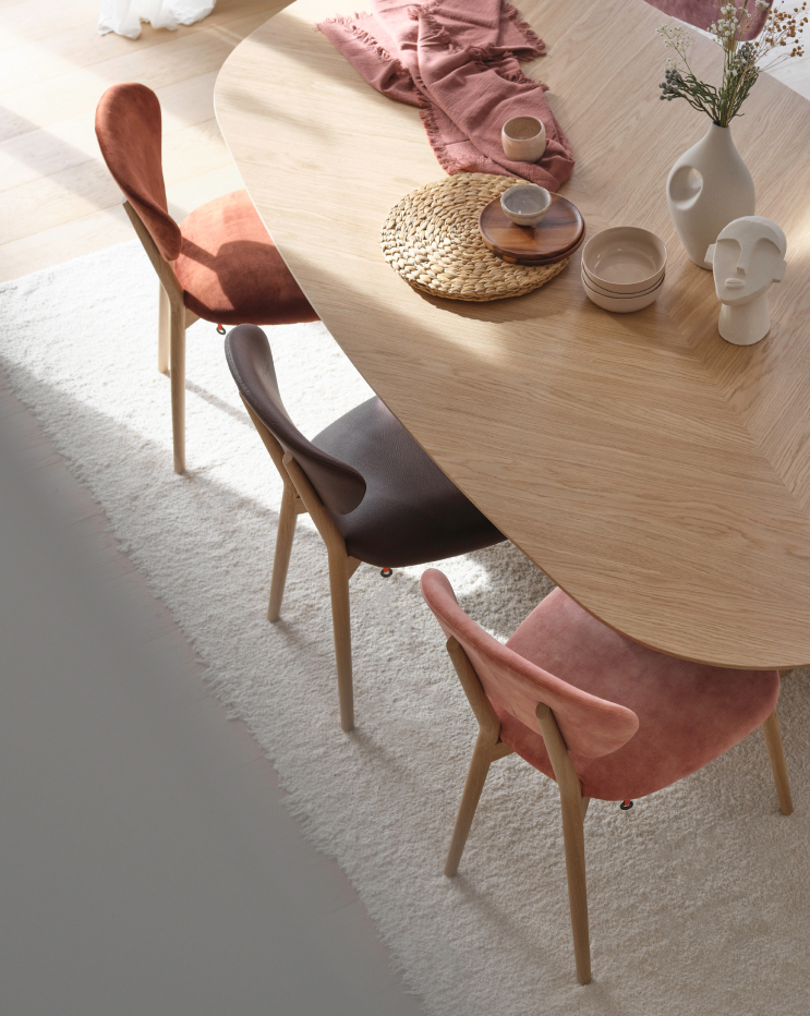 Mobitec stoelen en tafel met visgraat blad