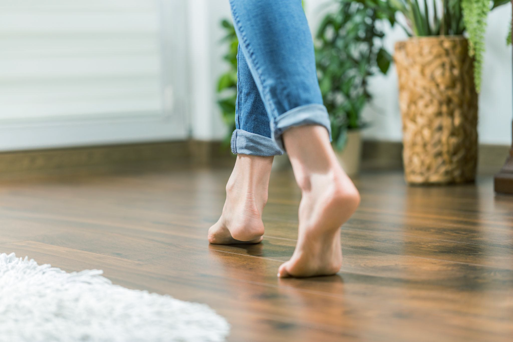 voeten op houten vloer