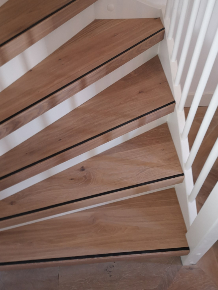 trap met witte stootborden houten trap renovatie de houtfabriek klant