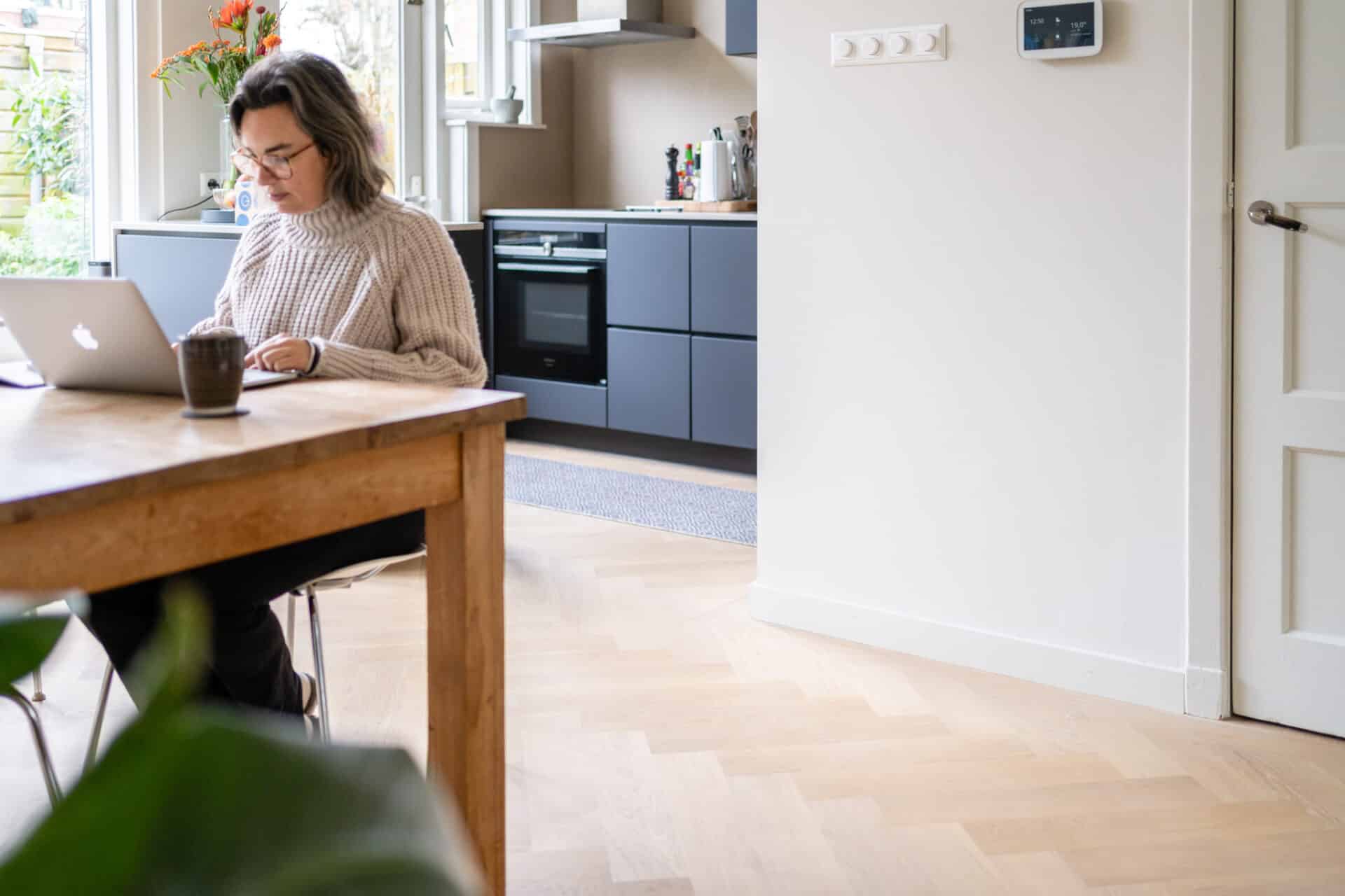 Vrouw aan het werk woonkamer