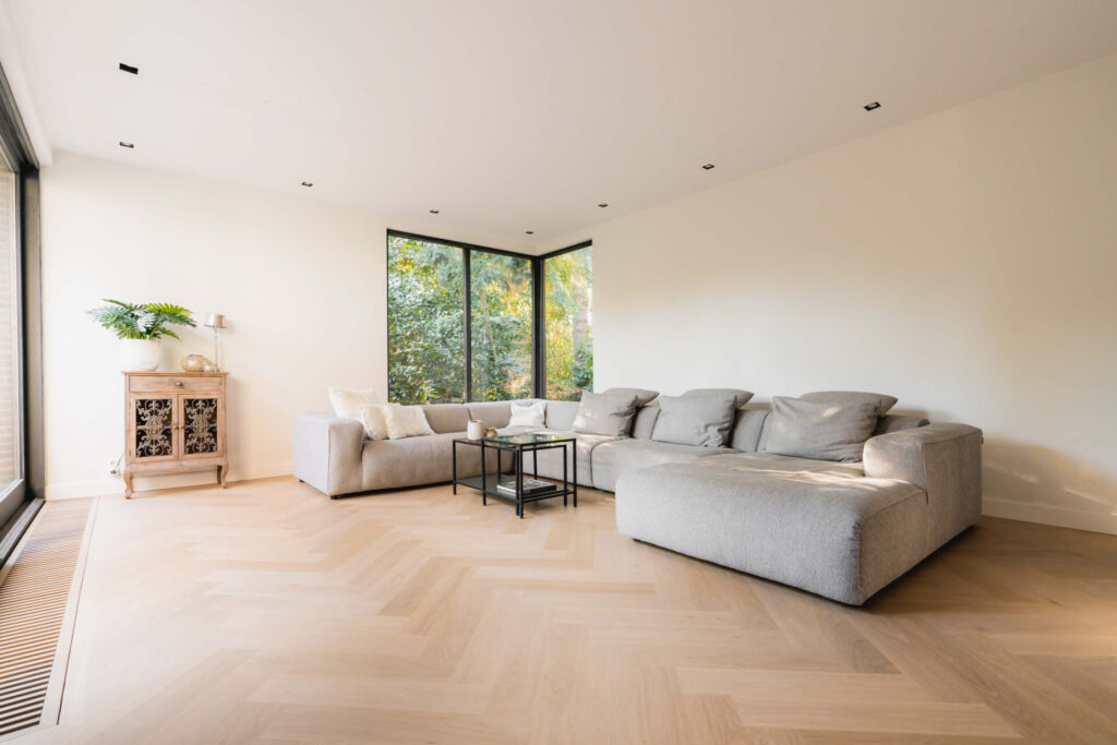 lichte woonkamer met lichte houten vloer