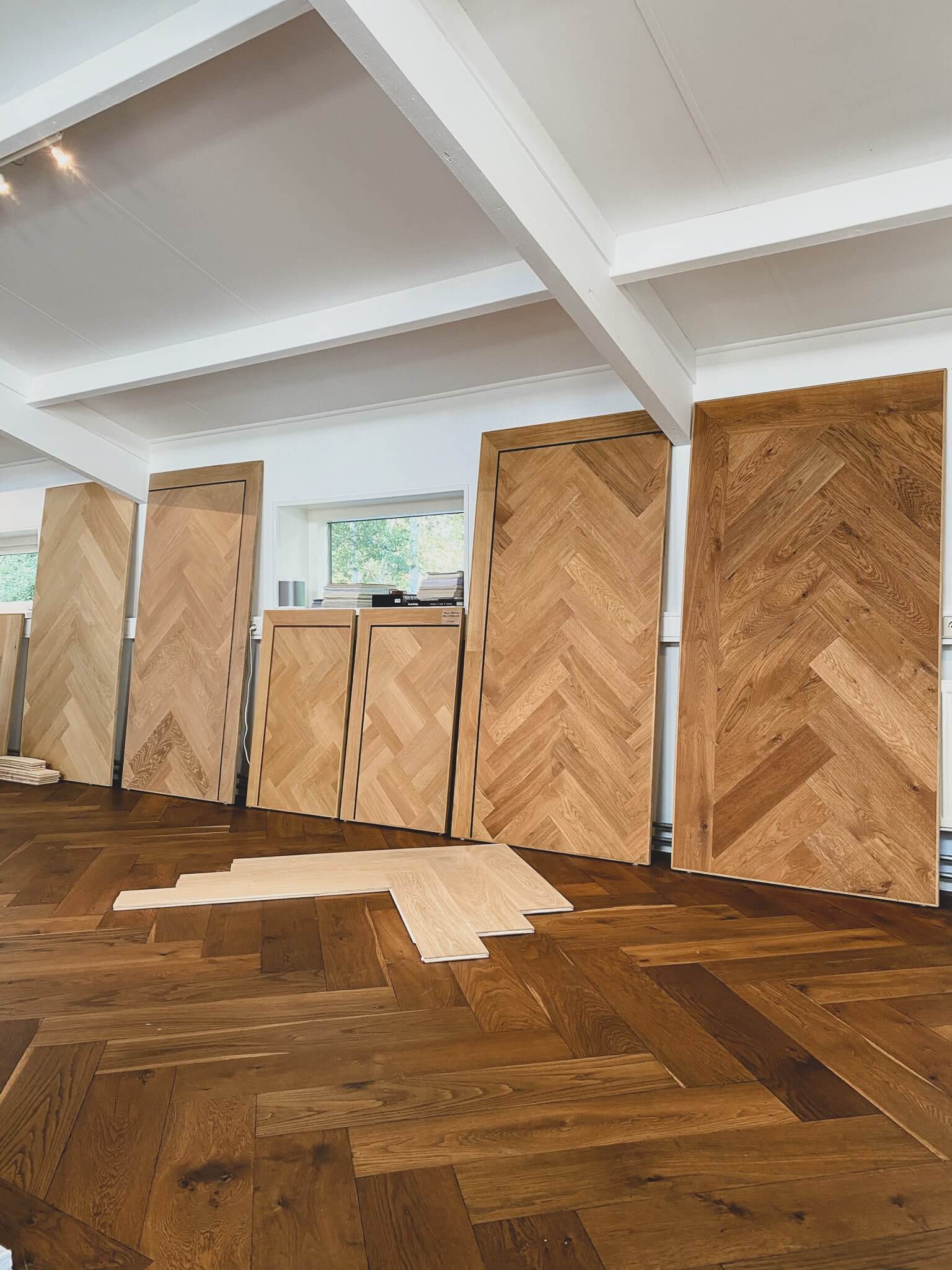 houten vloer tegen muur showroom